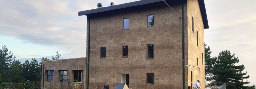 L'edificio Basecamp di Cervarezza è rivestito in sughero faccia a vista CORKPAN MD FACCIATA