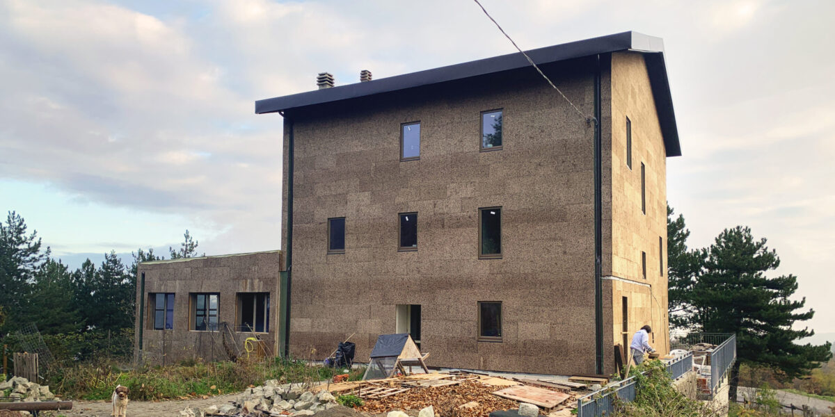 L'edificio Basecamp di Cervarezza è rivestito in sughero faccia a vista CORKPAN MD FACCIATA